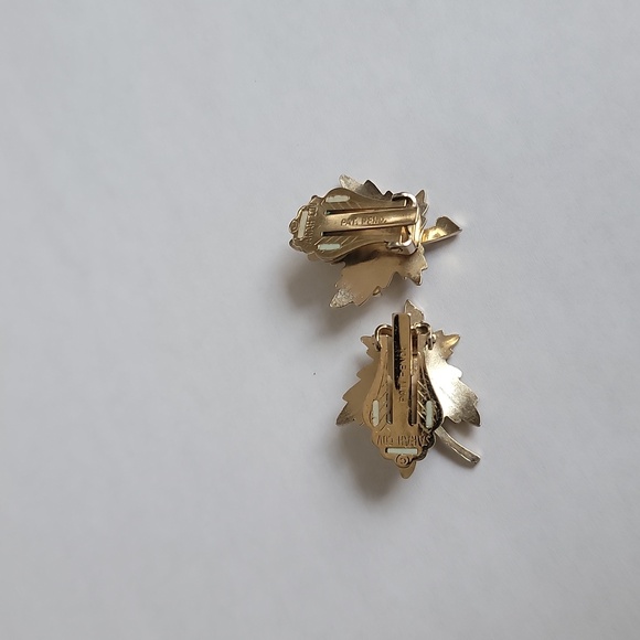 VTG 60s SIGNED Sarah Coventry MapleGold Tone Leaf Clip On W/pearl AccentEarrings - Picture 4 of 7